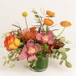 Orange and pink mixed bouquet in a glass vase