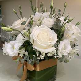 Roses and Lisianthus Arrangement