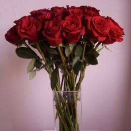 Bouquet of red roses in a clear glass vase