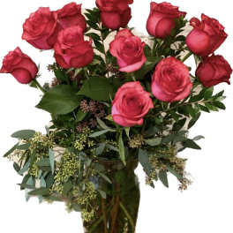 Pink rose bouquet in a clear glass vase
