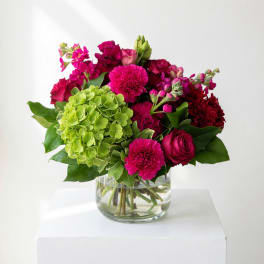 Pink and red mixed bouquet in a clear glass vase