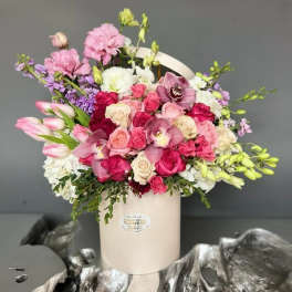 Pink and white mixed bouquet in a cream hatbox