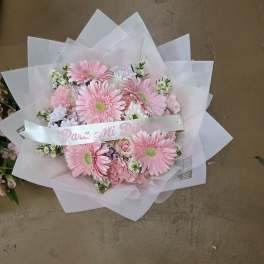 Pink gerbera daisy bouquet with a "Para Mi Princesa" ribbon