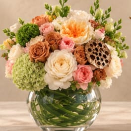 Mixed bouquet of roses and hydrangea in a clear glass vase