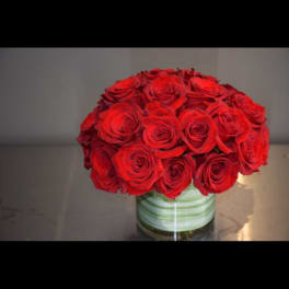 Red rose bouquet in a clear glass vase