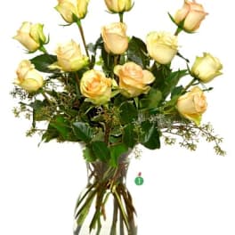 Bouquet of pale yellow roses in a clear glass vase