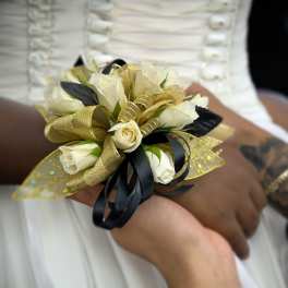 Corsage | Queenly
