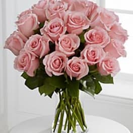 Bouquet of pale pink roses in a clear glass vase