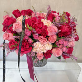 Large bouquet of pink and red roses in a clear vase