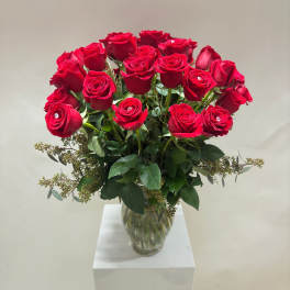 Bouquet of red roses in a clear glass vase