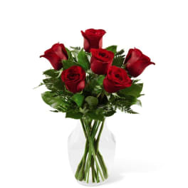 Bouquet of red roses in a clear glass vase