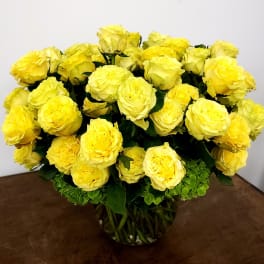 Bouquet of yellow roses in a glass vase