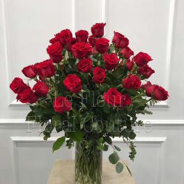 Bouquet of red roses in a clear glass vase