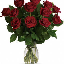 Bouquet of red roses in a clear glass vase