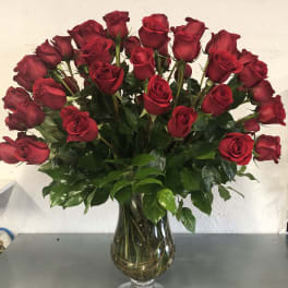 Bouquet of red roses in a clear glass vase