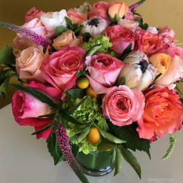 Bouquet of pink and peach roses in a glass vase