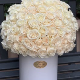 Large bouquet of cream roses in a white hatbox
