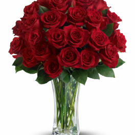 Bouquet of red roses in a clear glass vase