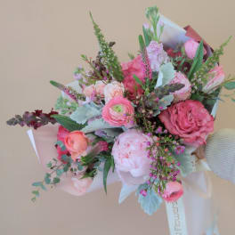 Pink and peach mixed bouquet with roses and ranunculus