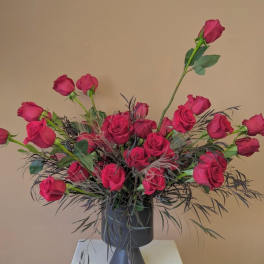 Bouquet of pink roses in a dark vase