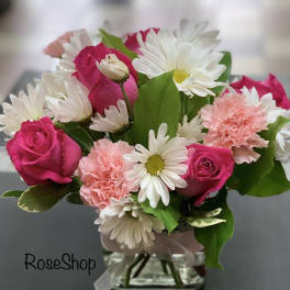 Pink roses and white daisies in a glass vase