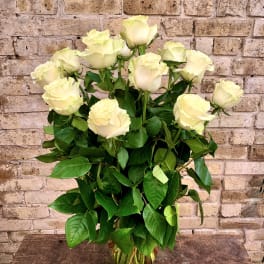 Bouquet of pale yellow roses in a clear glass vase