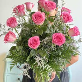 Bouquet of pink roses in a glass vase