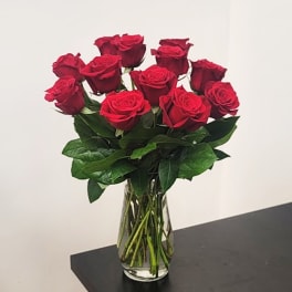 Bouquet of red roses in a clear glass vase