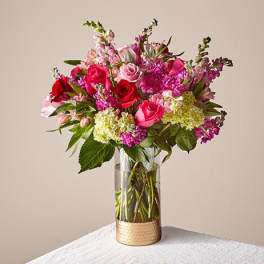 Pink and red mixed bouquet in a clear glass vase