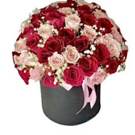Bouquet of red and blush roses in a black hat box