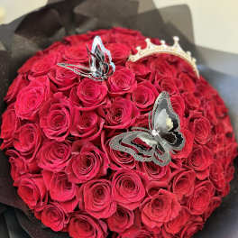 Round bouquet of red roses with butterfly decorations