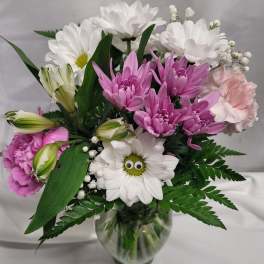 Bouquet of pink and white flowers in a clear glass vase