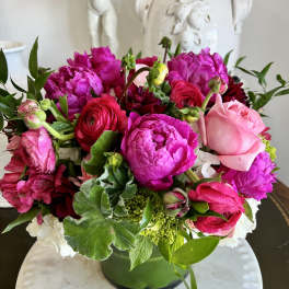 Pink and red mixed bouquet in a green vase