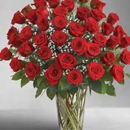 Bouquet of red roses in a clear glass vase