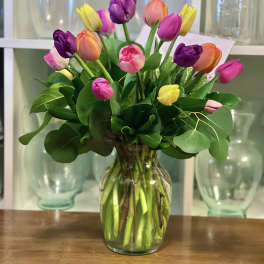 Colorful tulip bouquet in a clear glass vase