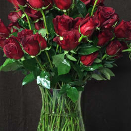 Bouquet of red roses in a clear glass vase