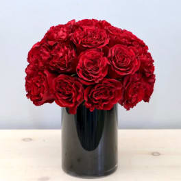 Red rose bouquet in a black vase