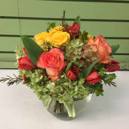 Mixed bouquet of roses and hydrangea in a glass vase