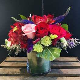 Mixed bouquet of red and pink roses in a glass vase