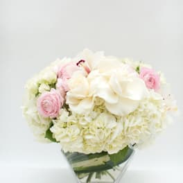 White and pink bouquet in a clear glass vase