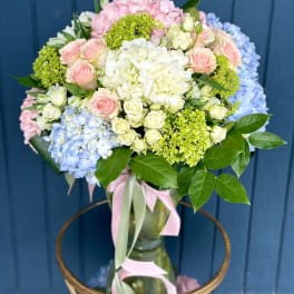 Pastel bouquet of hydrangeas and roses in a glass vase