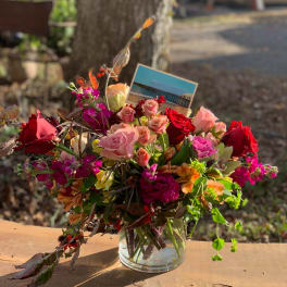 Mixed bouquet of pink and red roses in a clear glass vase