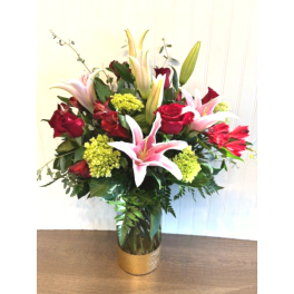 Red roses and pink lilies in a glass vase