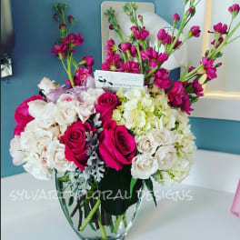 Bouquet of pink roses and white hydrangeas in a glass vase