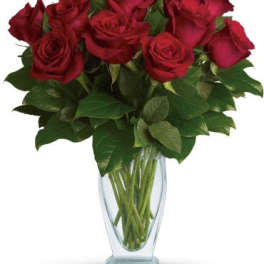 Bouquet of red roses in a clear glass vase
