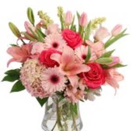 Pink and red mixed bouquet in a clear glass vase