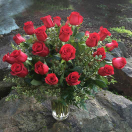 Bouquet of red roses in a clear glass vase