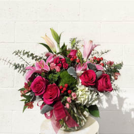 Bouquet of pink roses and lilies in a glass vase