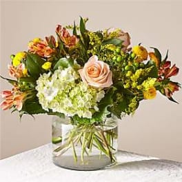 Mixed bouquet with a pale pink rose and white hydrangea in a glass vase
