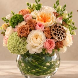 Mixed roses and hydrangeas in a clear glass vase